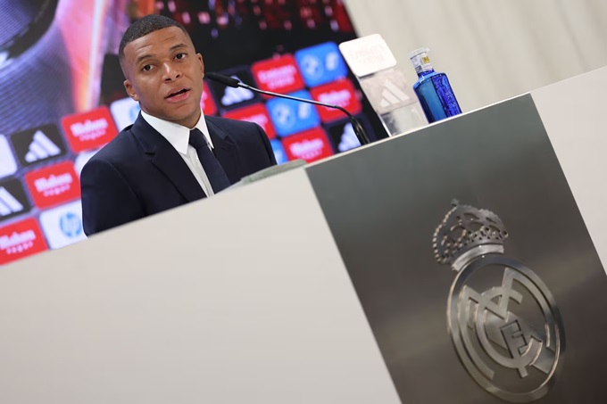 Kylian Mbappe trong cuộc họp báo đầu tiên tại Real Madrid